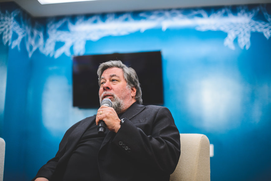063 Steve Wozniak holding microphone nathan mitchell event photographer